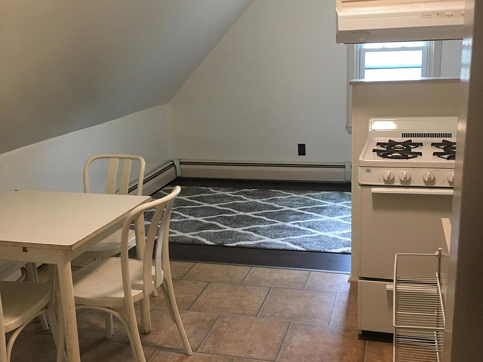 1st image of 989 Narragansett Blvd