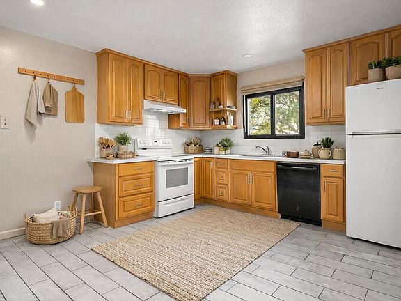 3rd image of 1090 Clyde Ave #3