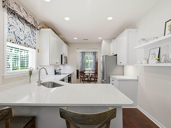 4th image of 211 Bluebonnet St