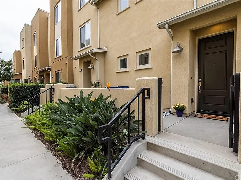 Raised entry allows for some separation from a quiet walkway.