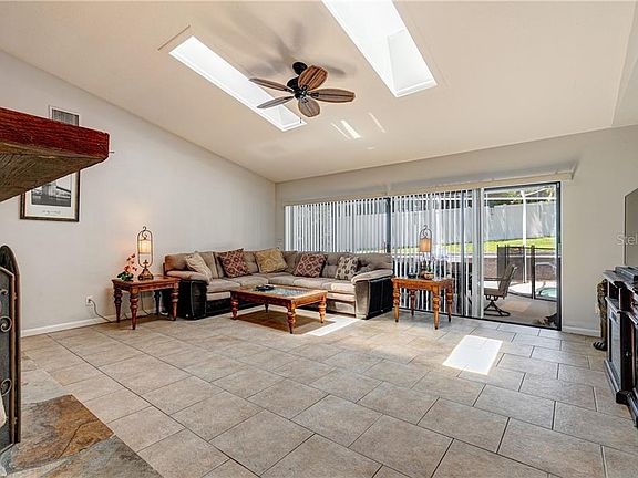5th image of 925 Rolling Hills Dr