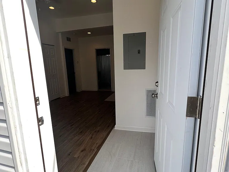 2717 W Saint Helen St #2 — Photo 2