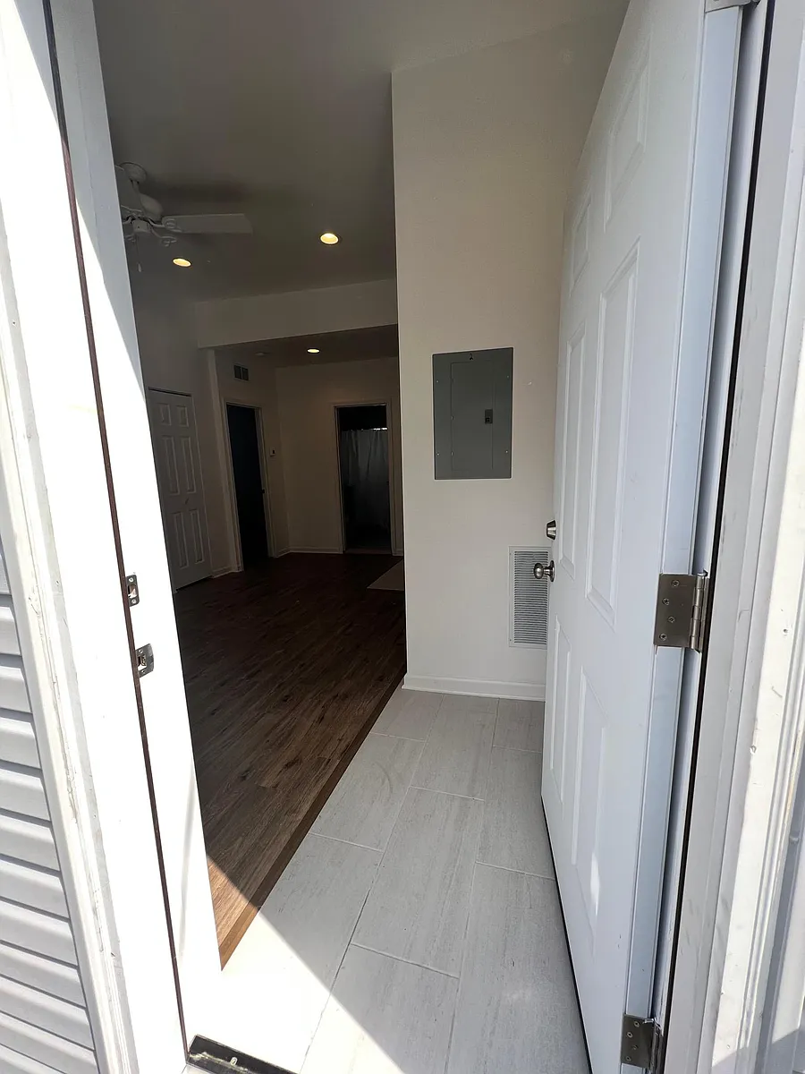 Building Photo - 2717 W Saint Helen St #2