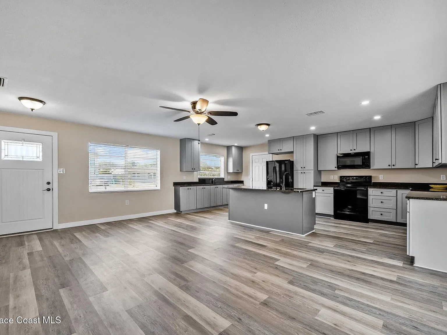 3 bed, 3.0 bath, 1152 sqft, $2,500 — Photo 2