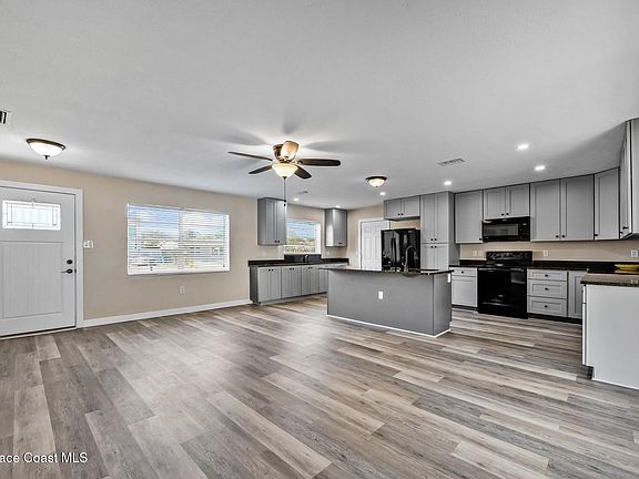 2nd image of 217 3rd Ave NE