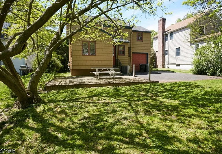742 Ridgewood Rd — Photo 11