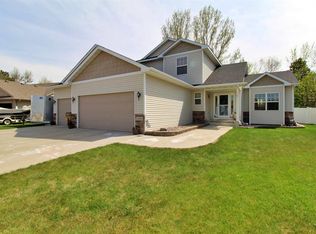 2509 Heritage Dr, Minot, ND 58703