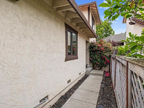 5th image of 925 Hacienda Cir