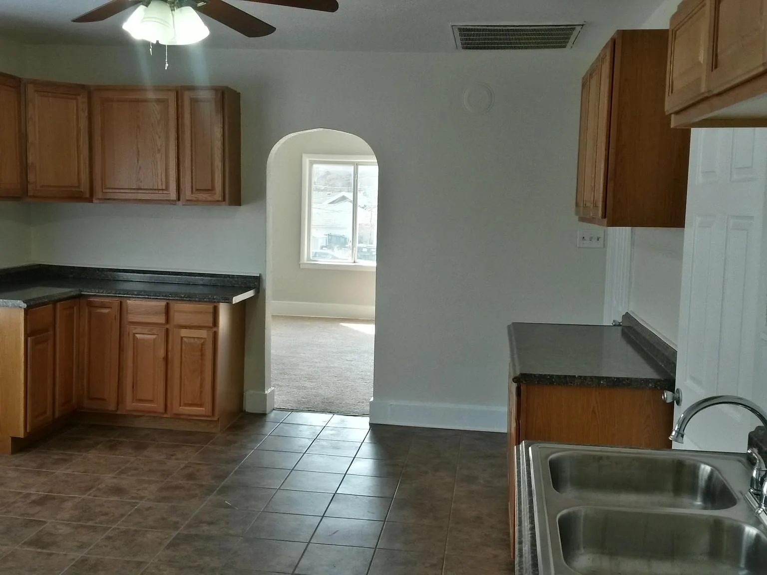 2 bed, 950 sqft, $1,375 — Photo 2
