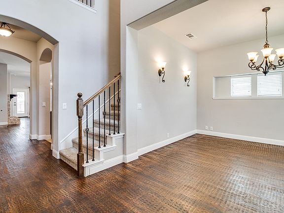 3rd image of 4619 Amesbury Ln