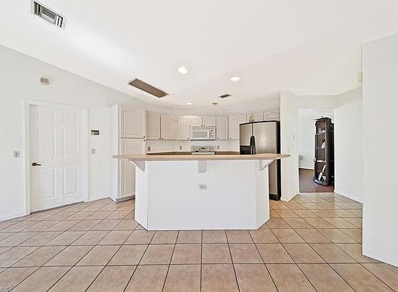 2nd image of 6001 Hollow Dr
