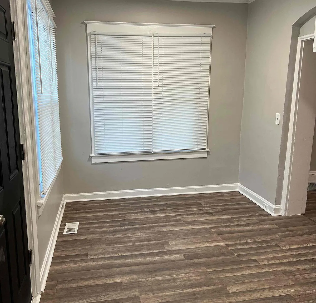 3 bed, 1.0 bath, 1320 sqft, $1,097 — Photo 2