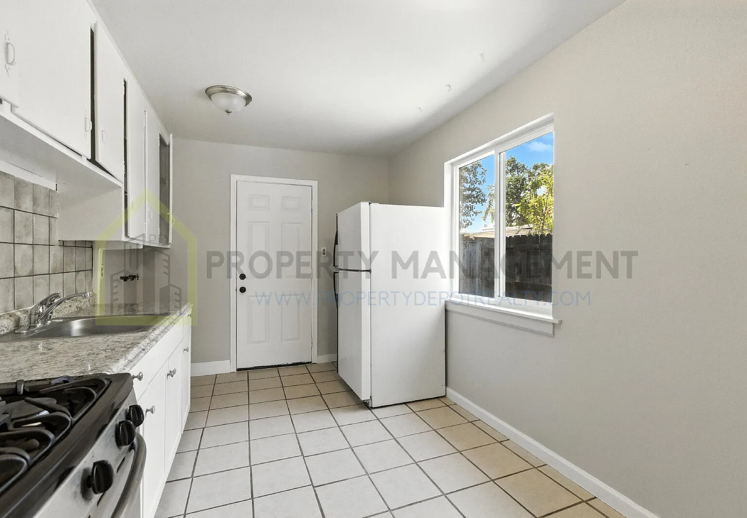 3 bed, 1.0 bath, 900 sqft, $1,900 — Photo 4
