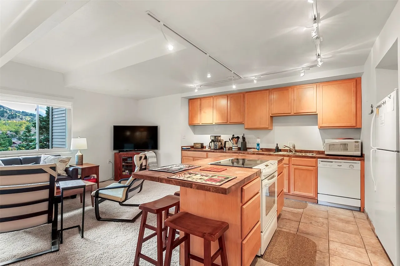 3 bed, 1155 sqft, $2,500 — Photo 4