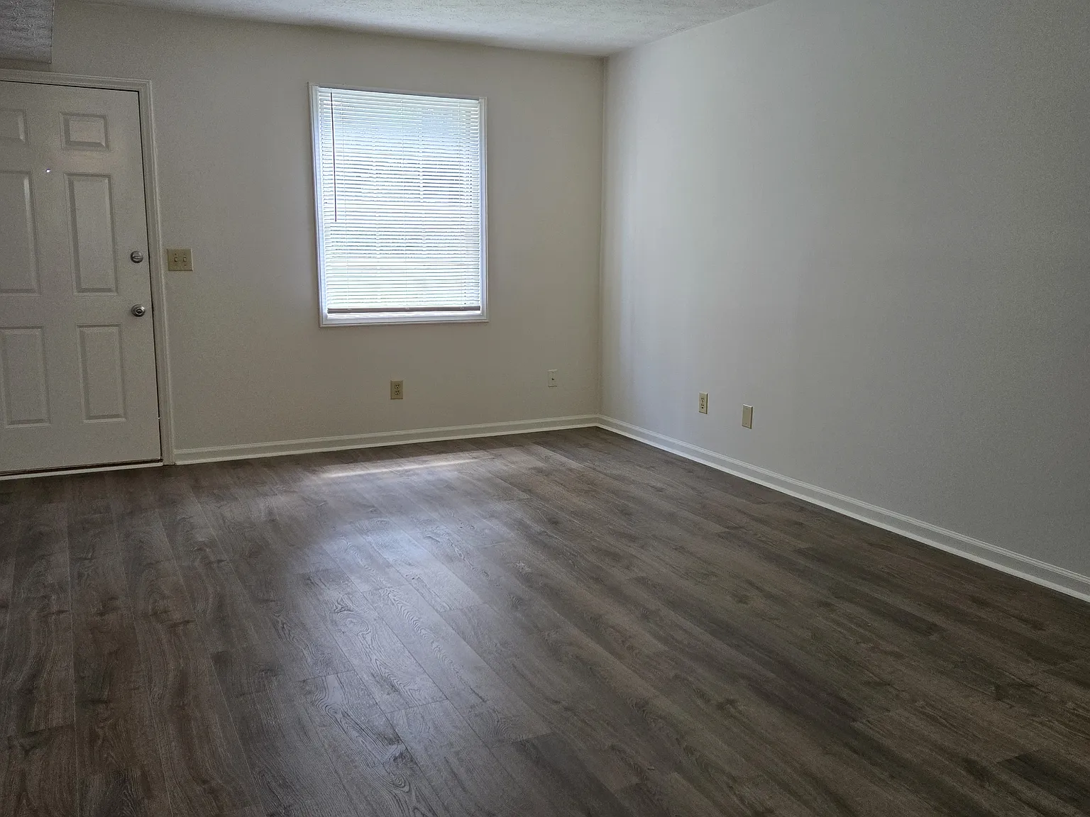 2 bed, 1.5 bath, 1100 sqft, $1,350 — Photo 2