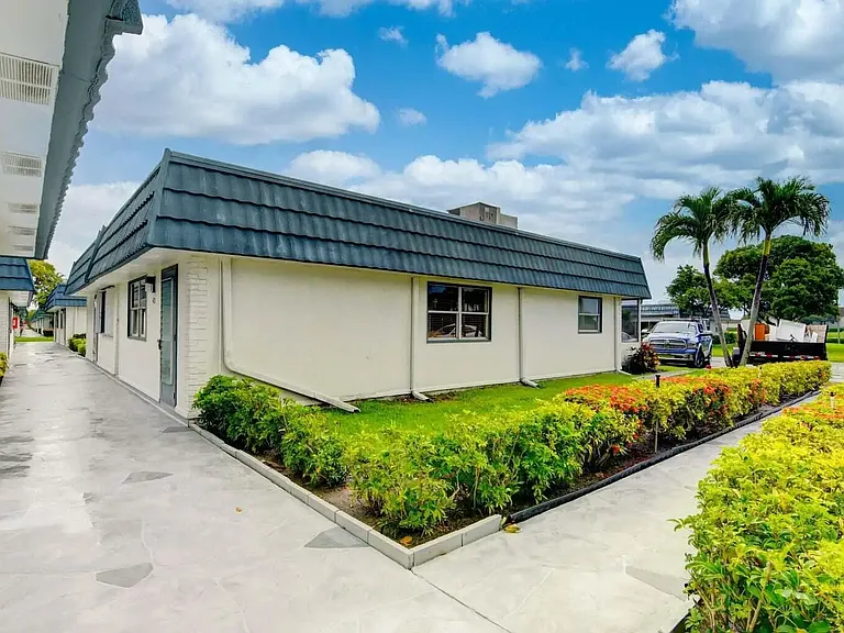 43 Waterford Cir #B — Photo 1