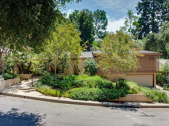 2nd image of 1040 Stoneridge Dr