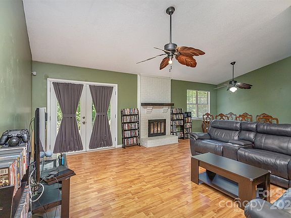 4th image of 2114 Hedgelawn Dr