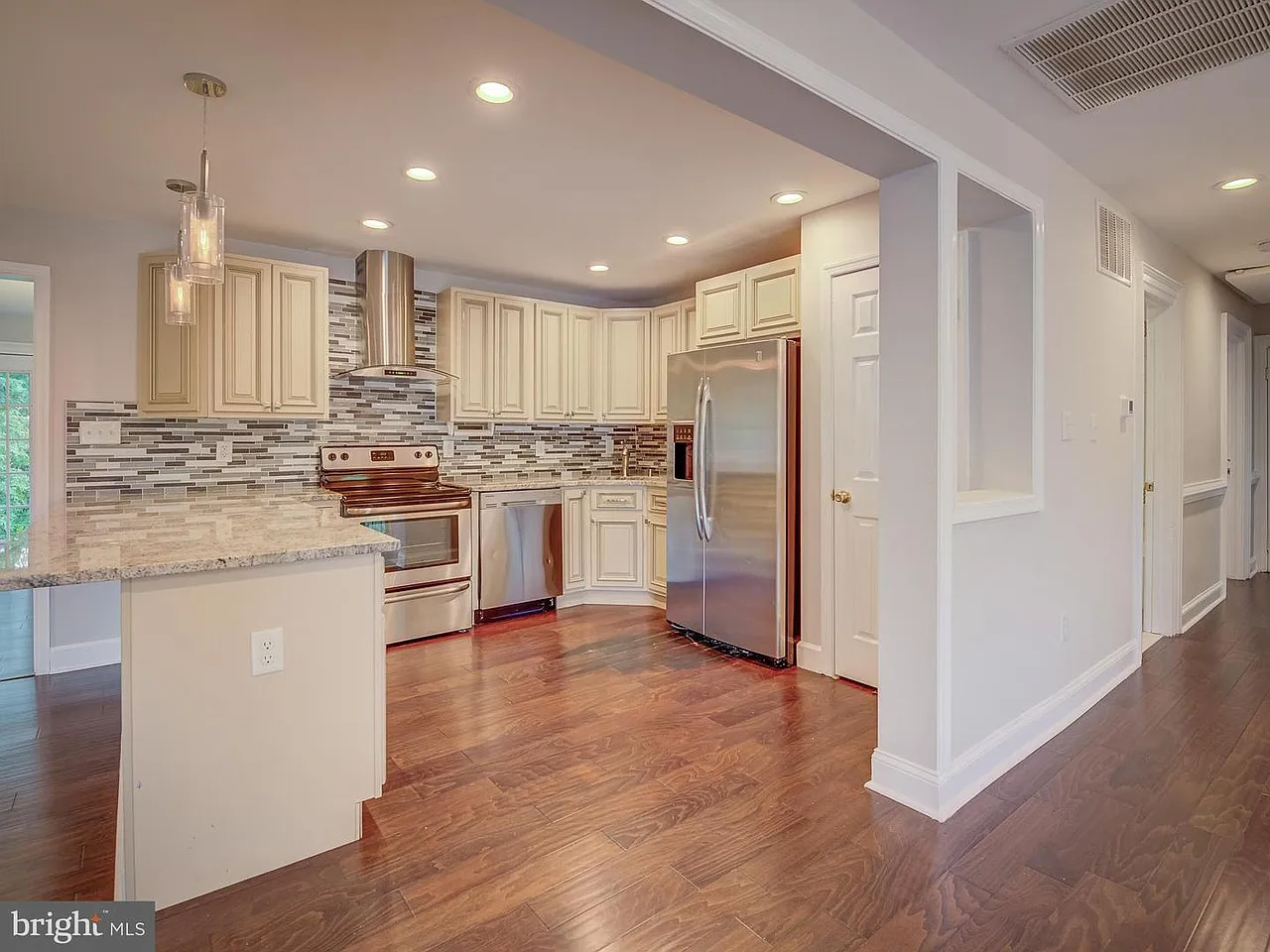 3 bed, 1500 sqft, $2,500 — Photo 4