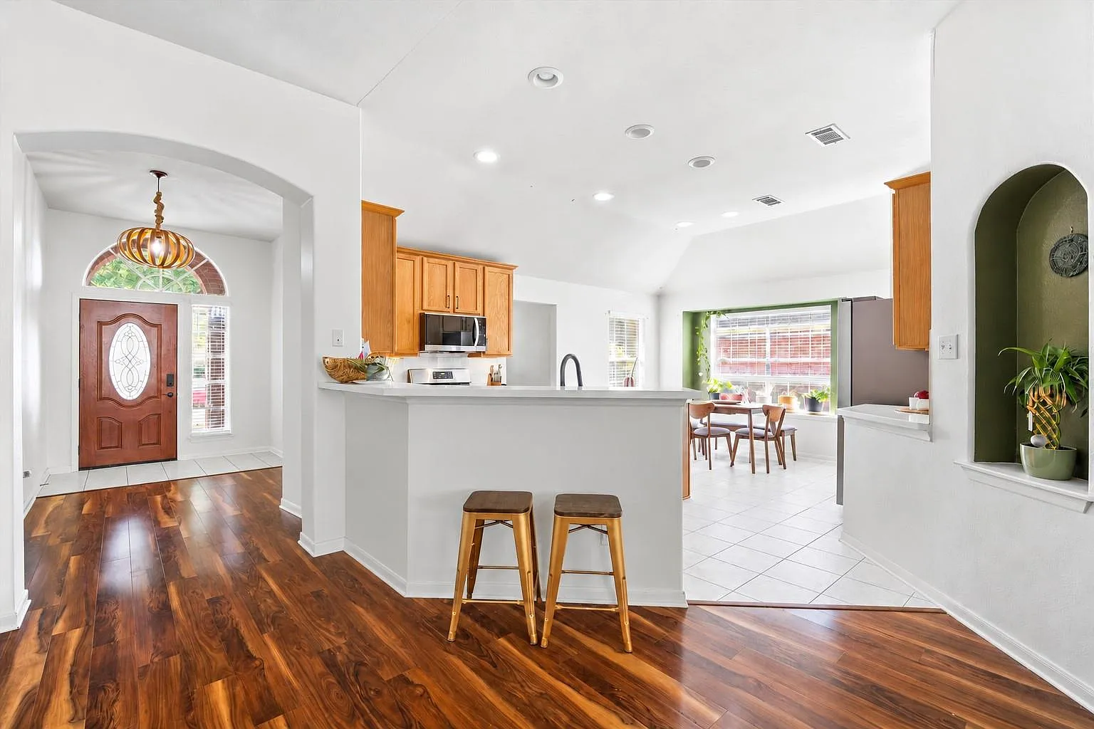 3 bed, 2.0 bath, 2032 sqft, $2,350 — Photo 4