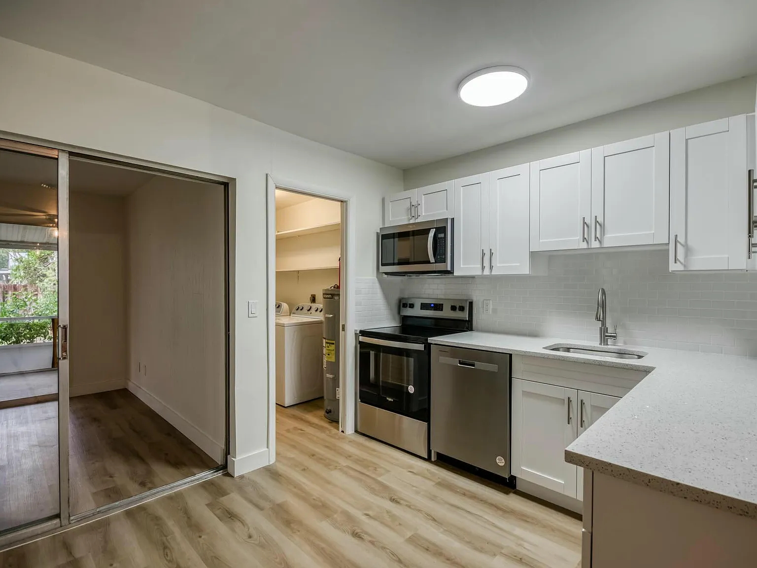 3 bed, 1.5 bath, 1073 sqft, $2,200 — Photo 2