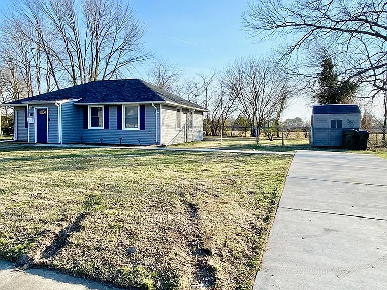 323 Roane Dr — Photo 2