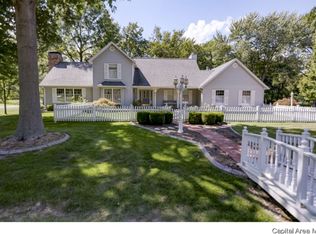 2 Manor Ct, Taylorville, IL 62568