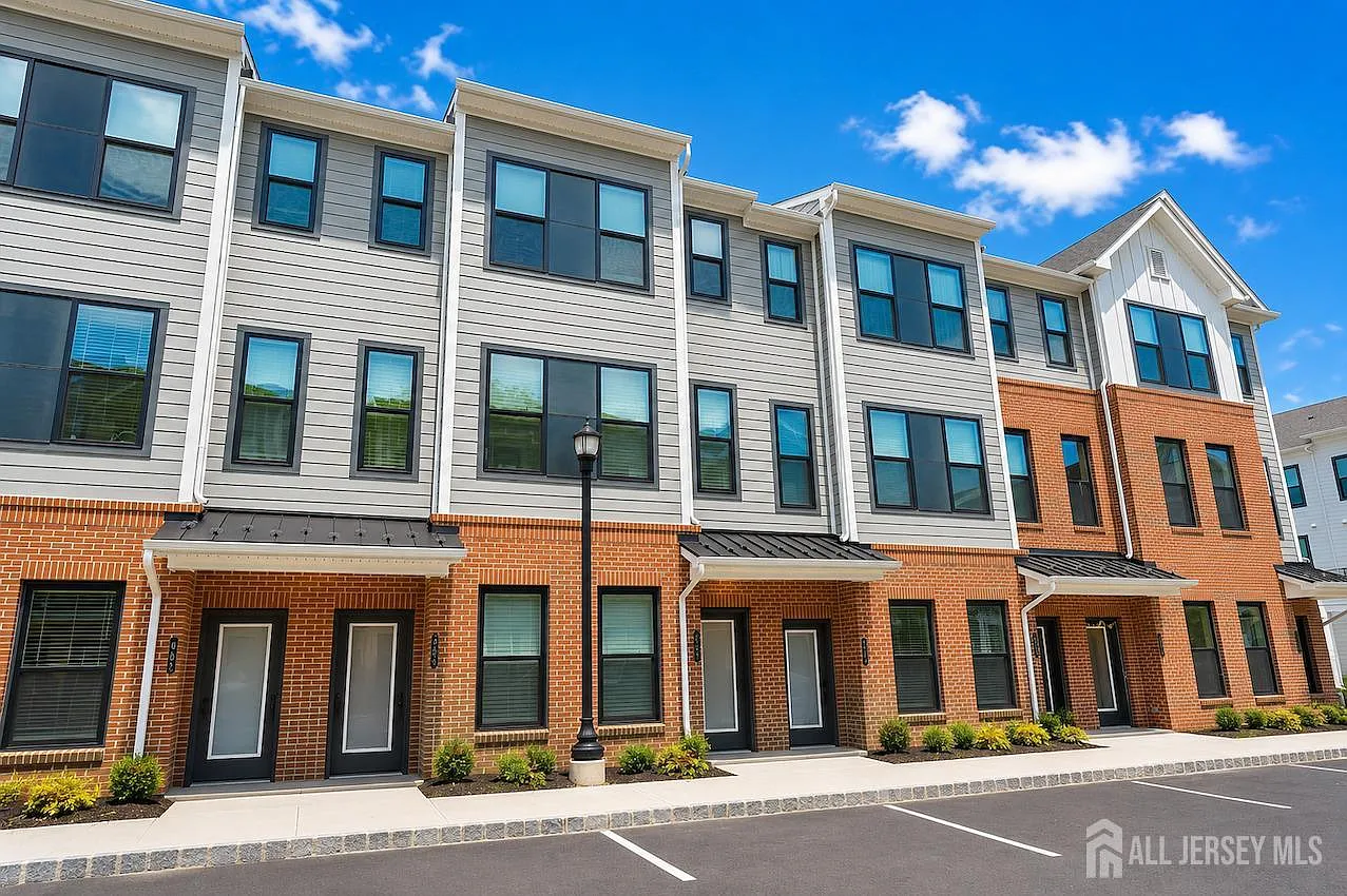 3 bed, 2.5 bath, 1654 sqft, $3,900 — Photo 2