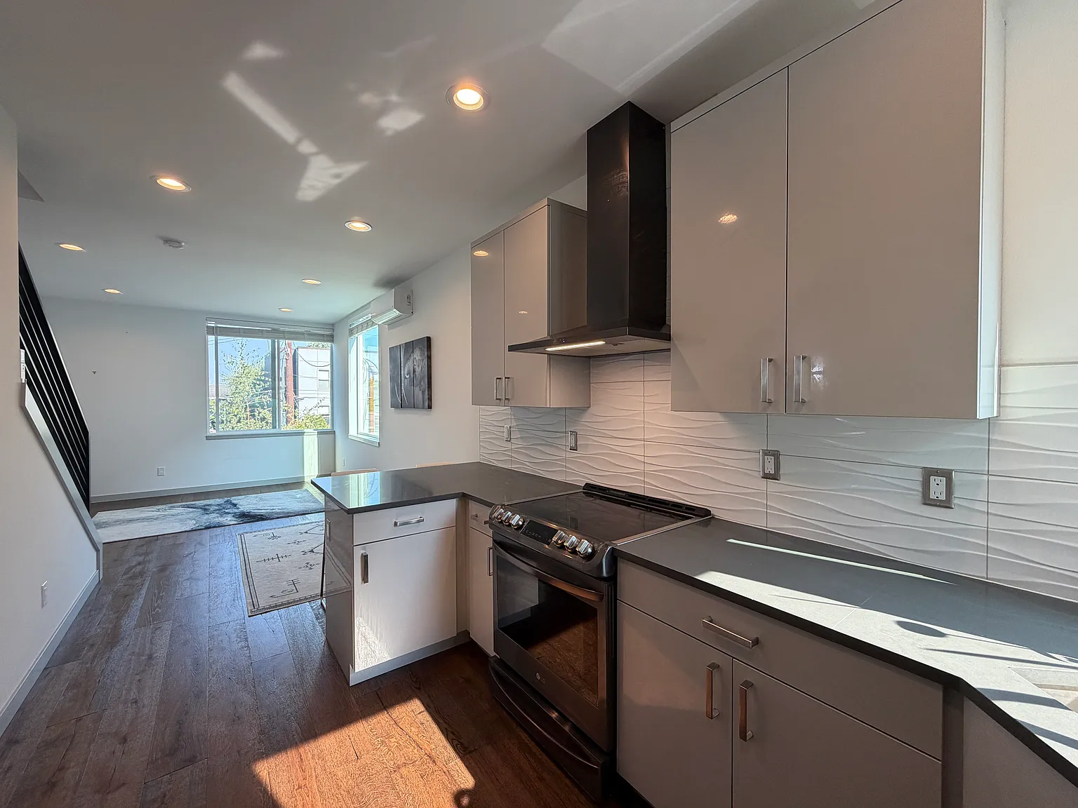 3 bed, 1196 sqft, $3,200 — Photo 2