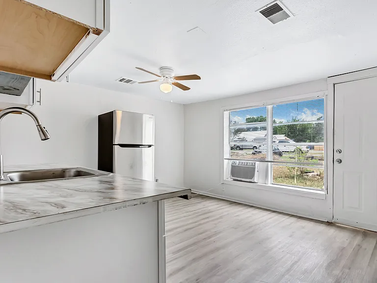 415 S Colorado St #B — Photo 11