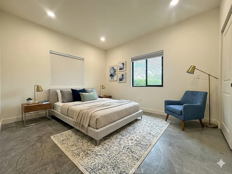 8832 Greenwood Ave — Photo 4