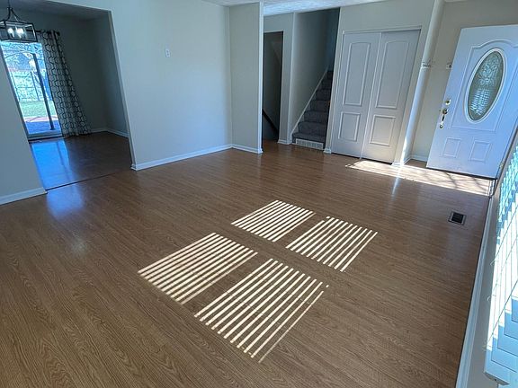 1st Floor Living: 14' x 14'