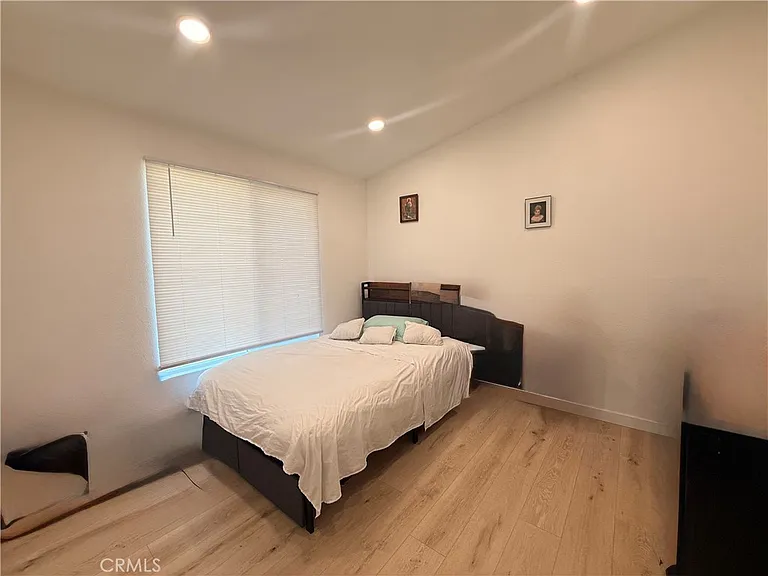 657 E King St — Photo 13
