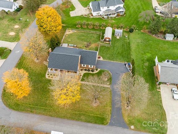 2nd image of 326 Thistle Ln