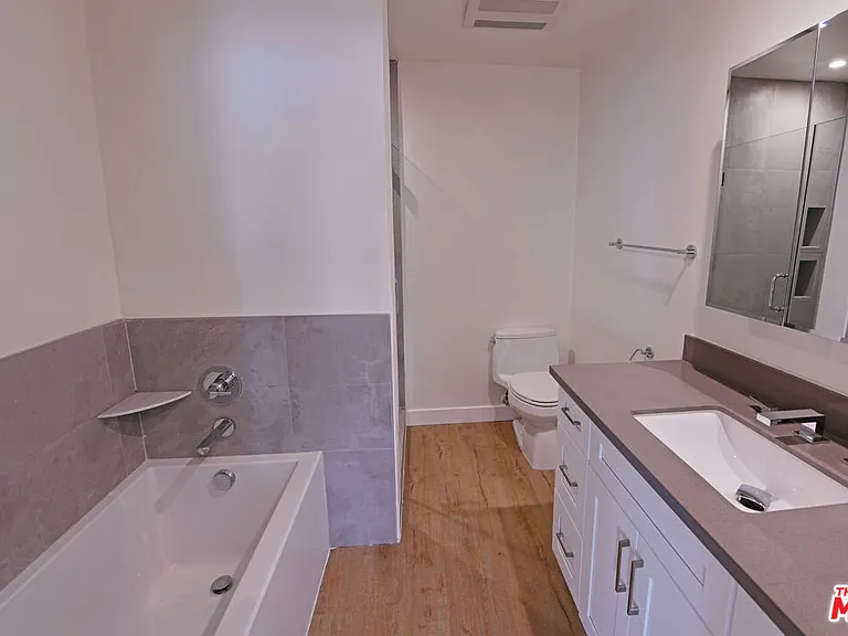 136 S Palm Dr #203 — Photo 9