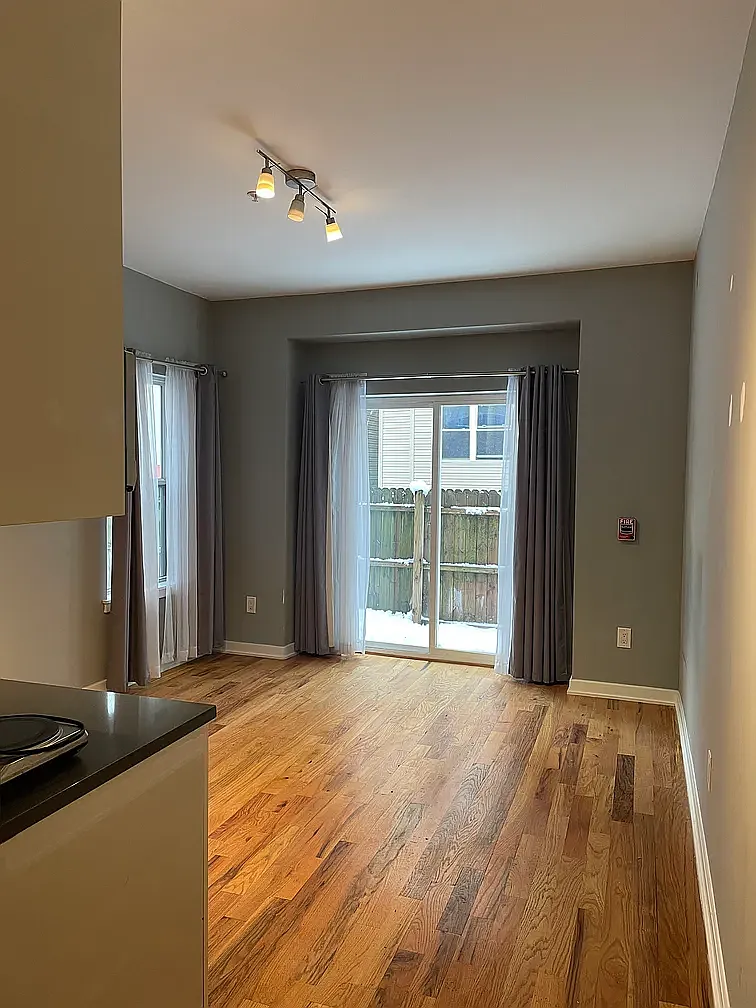 Studio, $875 — Photo 4