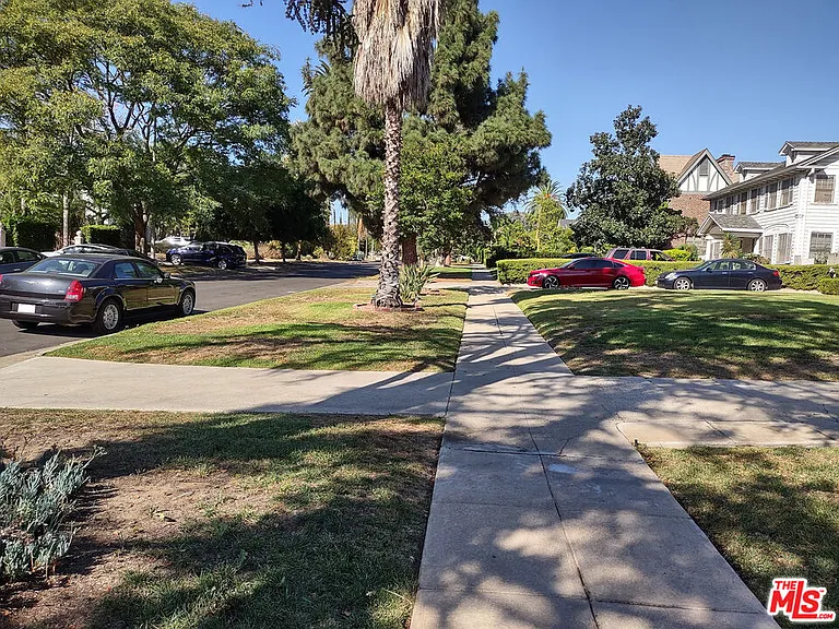 2142 S Victoria Ave — Photo 43