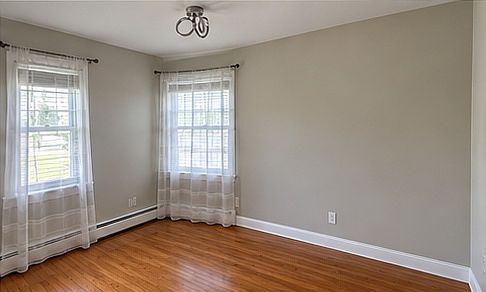 4th image of 162 Roselle St