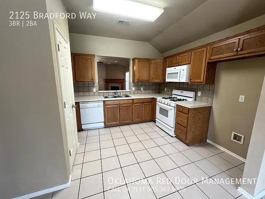 Spacious 3 bed 2 bath for rent in Edmond !! — Photo 2