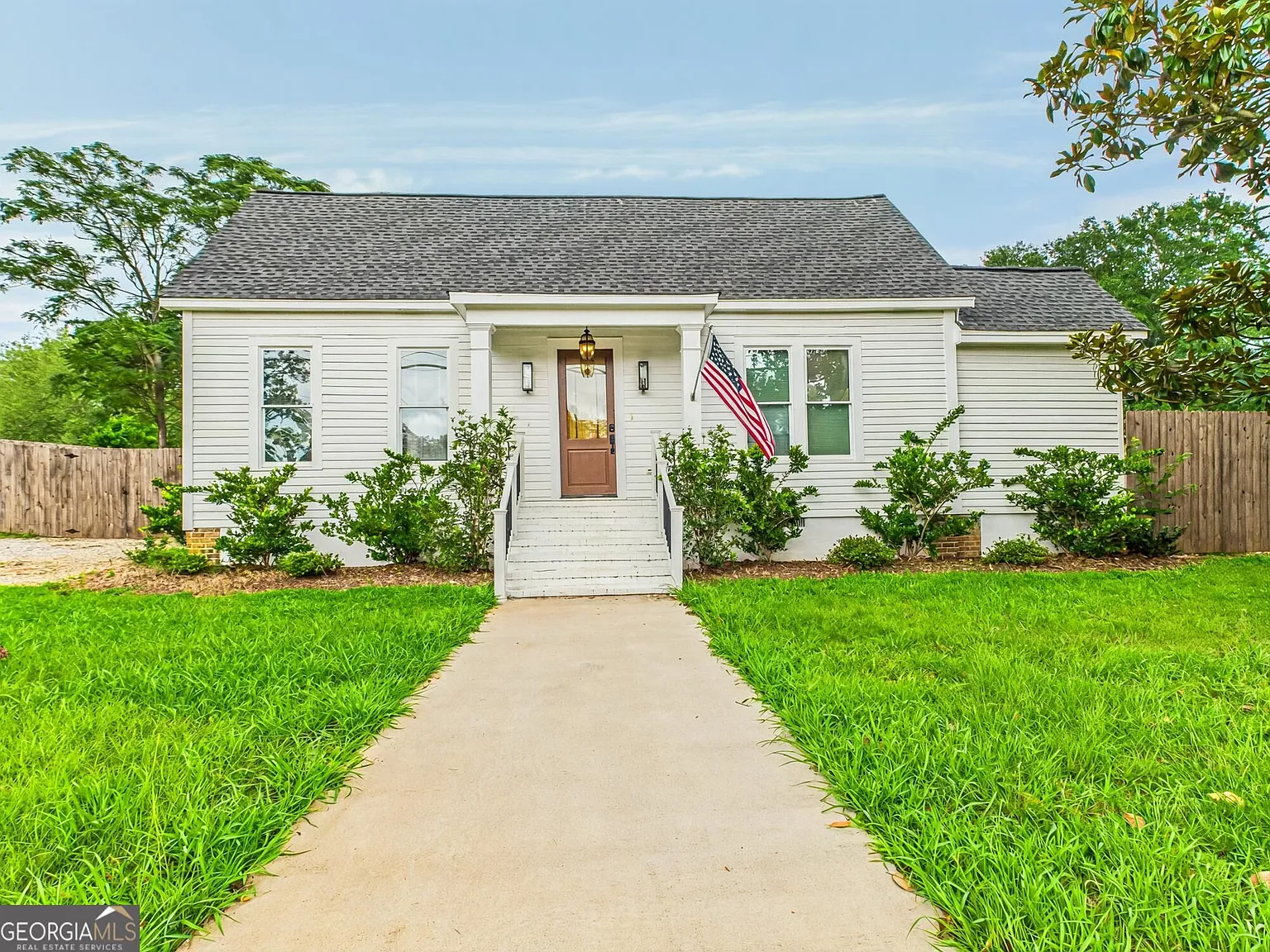3 bed, 2.0 bath, 1425 sqft, $2,400 — Photo 1