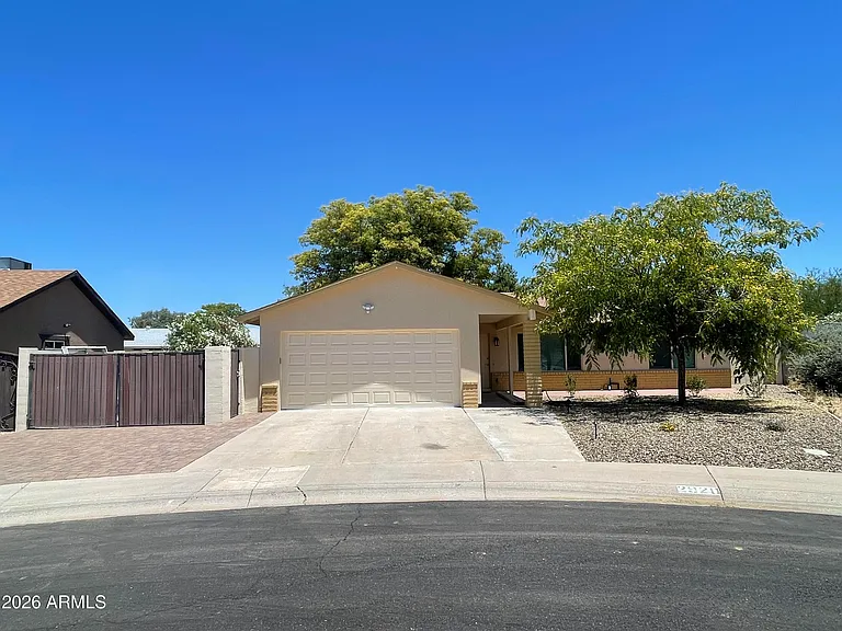 2920 E Michelle Dr — Photo 1