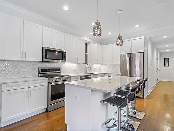 3rd image of 2509 W Argyle St #2