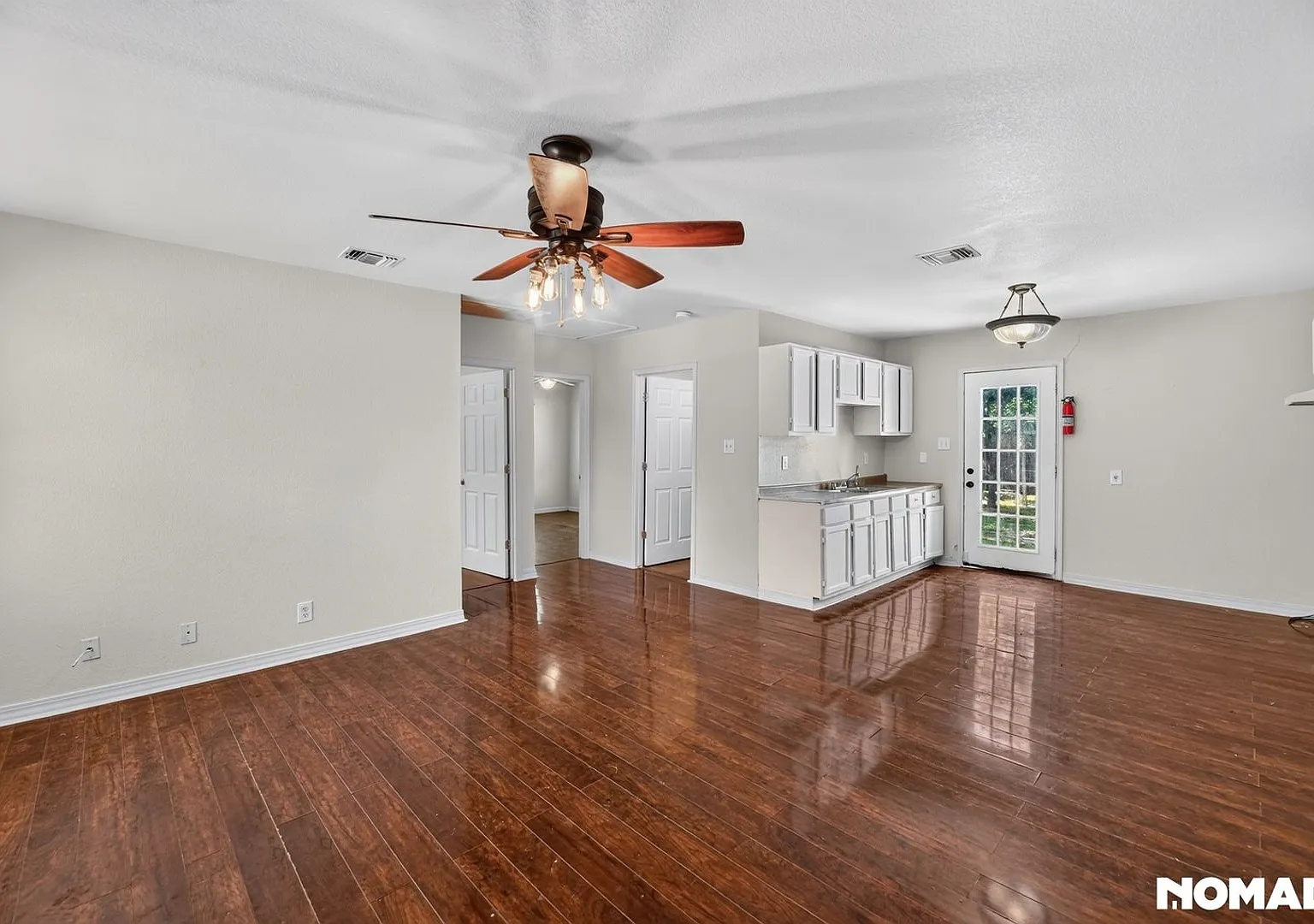 Charming 2BR House in San Antonio — Photo 4