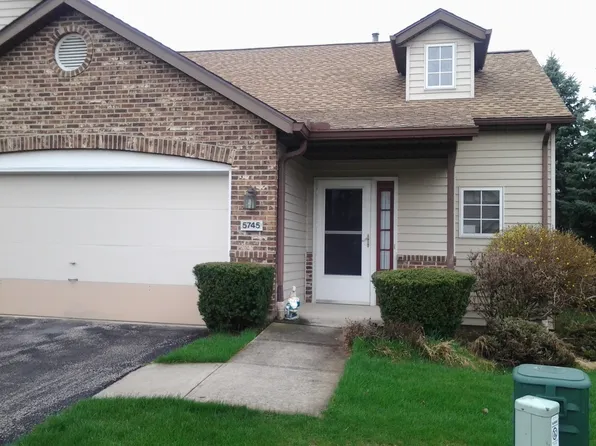 5745 Gateway Ln #1404, Brookpark, OH 44142