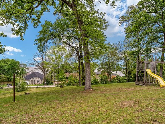 5th image of 804 E Oakwood Dr