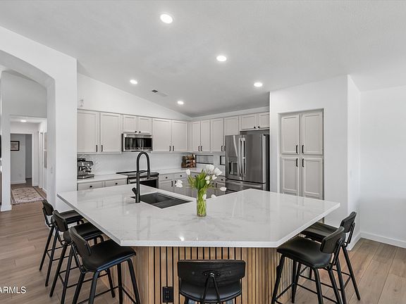 2nd image of 108 E HORSESHOE Avenue