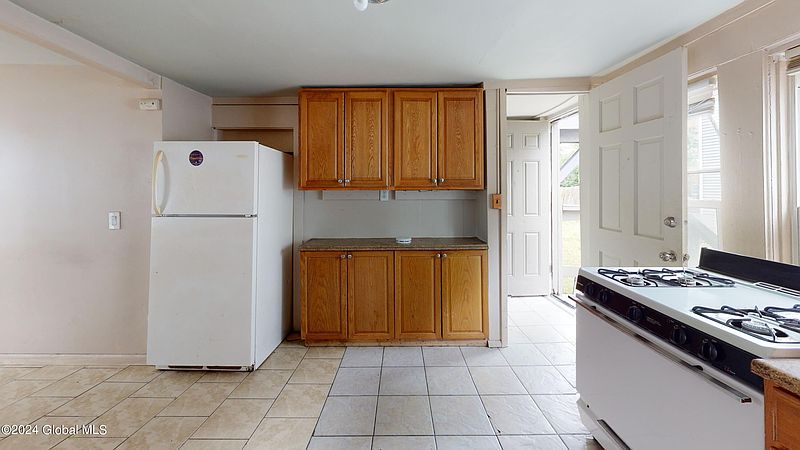 4th image of 126 Spring Street