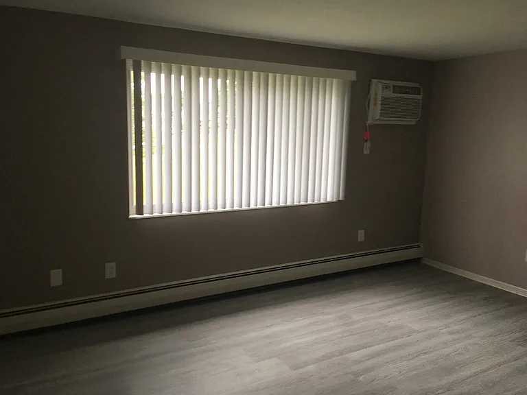 Stoney Creek Apartments — Photo 35