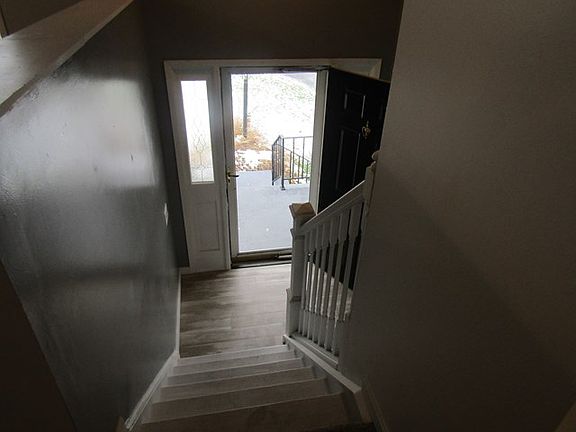 3rd image of 513 Meadowbrook Pkwy W