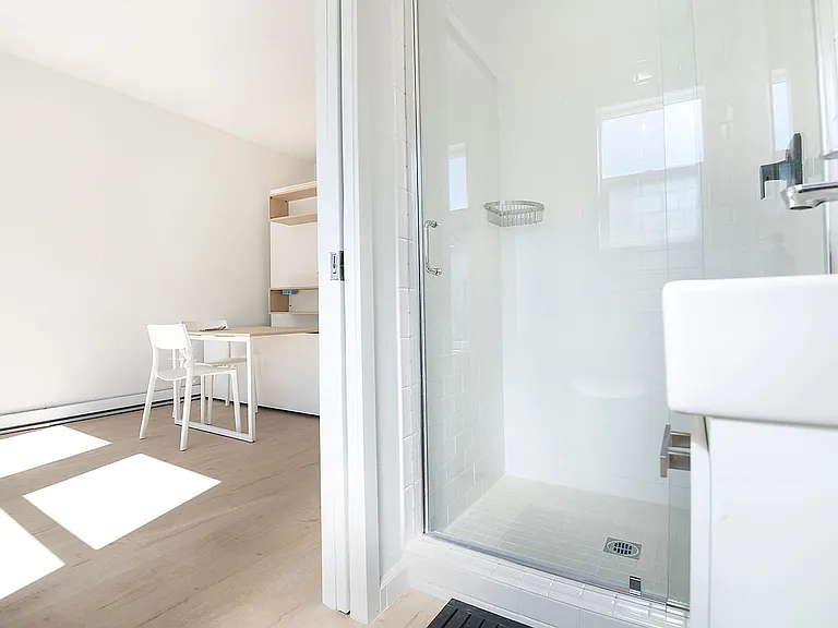 8th Street Studios Near Downtown Los Angeles Move-In Special — Photo 48